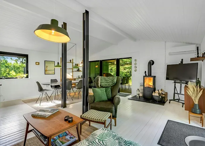 Summer House In Houstrup With Scenic Views Feriehus